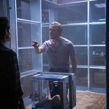 You: Penn Badgley e Lou Taylor Pucci in una scena della serie