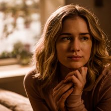 You: Elizabeth Lail  in una scena della serie