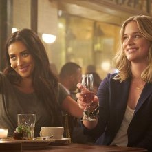 You: Shay Mitchell ed Elizabeth Lail in una scena della serie