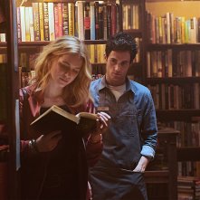 You: Elizabeth Lail  con Penn Badgley in una scena della serie