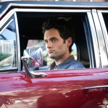 You: Penn Badgley in una sequenza della serie