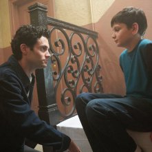 You: Penn Badgley  e Luca Padovan in una scena della serie