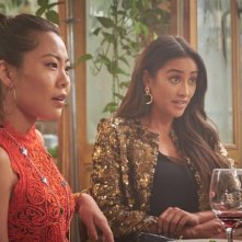 You: Shay Mitchell e Nicole Kang in una scena