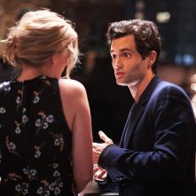 You: una scena con Elizabeth Lail e Penn Badgley