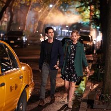 You: Penn Badgley ed Elizabeth Lail in una scena della serie