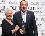 Judi Dench difende Kevin Spacey, 'attore meraviglioso e buon amico'