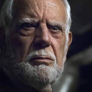 Oltre la nebbia - Il mistero di Rainer Merz: Cosimo Cinieri in un primo piano del film