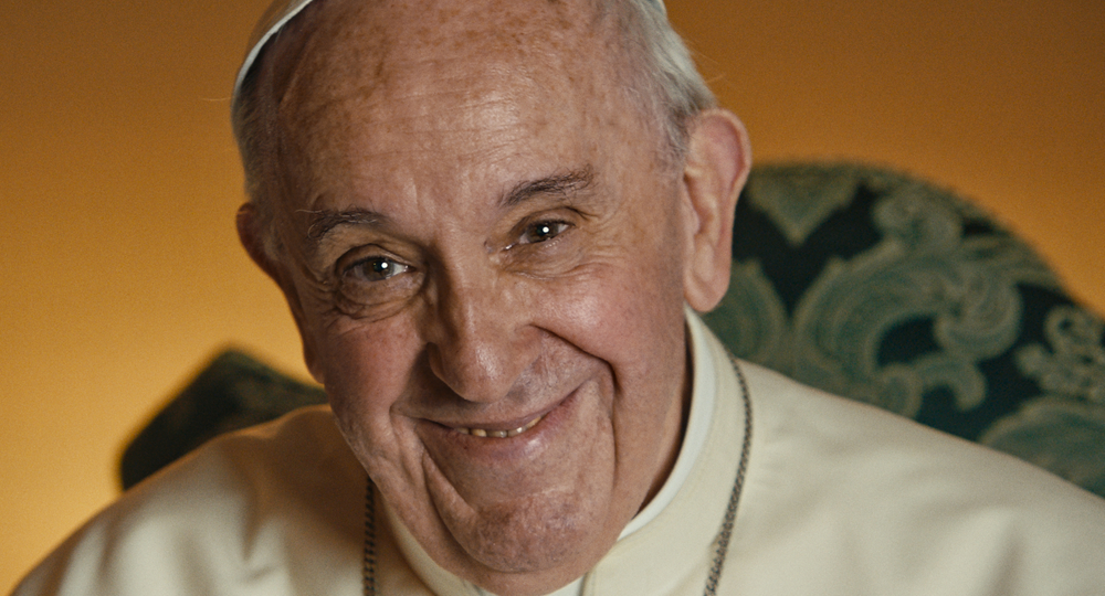 Primo piano di Papa Francesco nel documentario Un uomo di parola