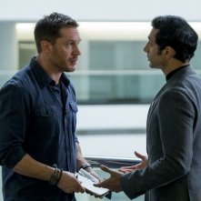 Venom: Tom Hardy e Riz Ahmed in una scena del film