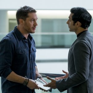 Venom: Tom Hardy e Riz Ahmed in una scena del film