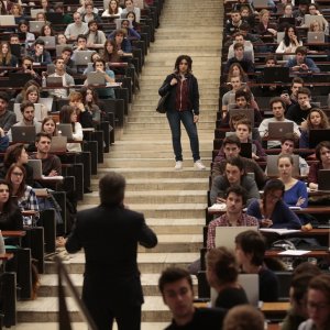 Quasi nemici: Daniel Auteuil  e Camelia Jordana in una scena del film