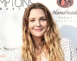 Drew Barrymore, intervista surreale per Egypt Air, ma lei prende le distanze
