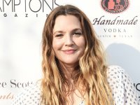 Drew Barrymore, intervista surreale per Egypt Air, ma lei prende le distanze