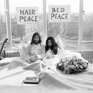 Imagine: John Lennon e Yoko Ono in una foto del film