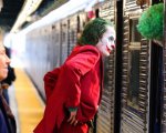 Joker: Joaquin Phoenix e il suo esercito di clown invadono la metro di New York