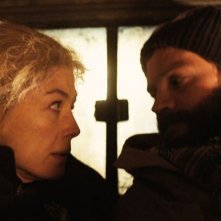 A Private War: Rosamund Pike e Jamie Dornan in una scena del film