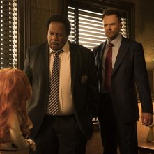 Pupazzi senza gloria: David Baker e Joel McHale in una scena del film