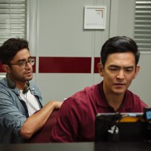 Searching: John Cho e il regista Aneesh Chaganty sul set del film