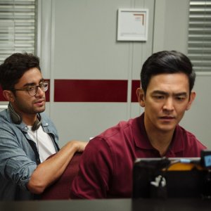 Searching: John Cho e il regista Aneesh Chaganty sul set del film