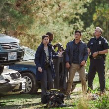 Searching: John Cho e Debra Messing in una scena del film