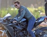 Top Gun: Maverick, Tom Cruise riprende il suo celebre look sfrecciando in moto sul set
