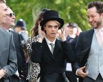 Cara Delevingne sfida il protocollo vestita da uomo al matrimonio reale