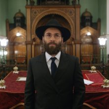 Disobedience: Alessandro Nivola in una scena del film