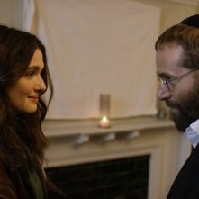 Disobedience: Rachel Weisz e Alessandro Nivola in una scena del film
