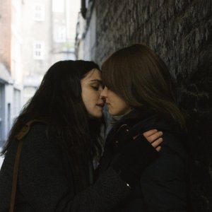 Disobedience: Rachel McAdams e Rachel Weisz in una scena del film