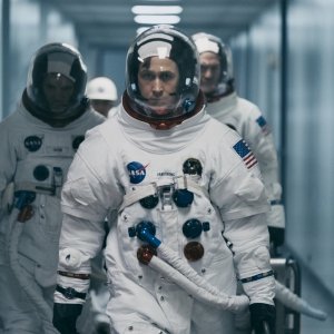 First Man - Il primo uomo: Ryan Gosling, Lukas Haas e Corey Stoll in una scena del film