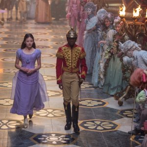 Lo Schiaccianoci e i Quattro Regni: Mackenzie Foy e Jayden Fowora-Knight in una scena del film