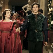 I Medici 2: Daniel Sharman e Aurora Ruffino in una foto durante un ballo