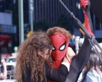 Spider-Man: Far From Home, l'abbraccio tra Spider-Man e Zendaya nelle foto dal set