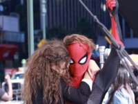 Spider-Man: Far From Home, l'abbraccio tra Spider-Man e Zendaya nelle foto dal set
