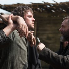 Apostolo:  Michael Sheen e Dan Stevens in una scena del film Netflix