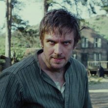 Apostolo: un primo piano di Dan Stevens nel film