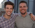 Arrowverse: Stephen Amell e Grant Gustin si scambiano i ruoli nel poster del crossover
