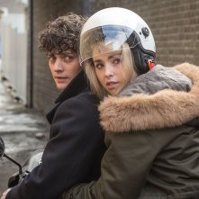 Morto tra una settimana (o ti ridiamo i soldi): Aneurin Barnard e Freya Mavor in una scena del film