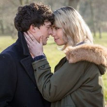 Morto tra una settimana (o ti ridiamo i soldi): Aneurin Barnard e Freya Mavor in un momento del film