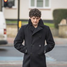 Morto tra una settimana (o ti ridiamo i soldi): Aneurin Barnard in una scena del film