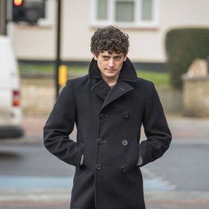 Morto tra una settimana (o ti ridiamo i soldi): Aneurin Barnard in una scena del film
