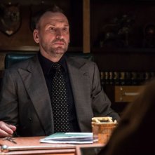 Morto tra una settimana (o ti ridiamo i soldi): Christopher Eccleston in una scena del film