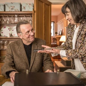 Morto tra una settimana (o ti ridiamo i soldi): Tom Wilkinson e Marion Bailey in una scena del film