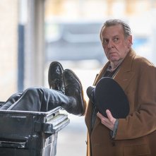 Morto tra una settimana (o ti ridiamo i soldi): Tom Wilkinson in una scena del film