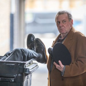Morto tra una settimana (o ti ridiamo i soldi): Tom Wilkinson in una scena del film