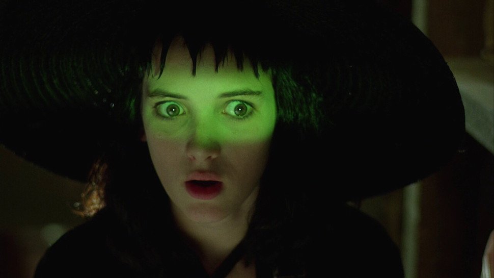 Michael Keaton e Winona Rider in una scena di Beetlejuice - Spiritello Porcello.