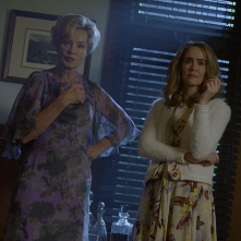 American Horror Story: Jessica Lange e Sarah Paulson in una scena dell'episodio Return to Murder House