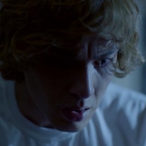 American Horror Story: Cody Fern in una scena dell'episodio Return to Murder House