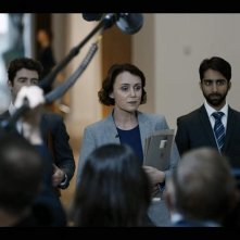 Bodyguard: Keeley Hawes, Shubham Saraf, Thea Balich in una scena