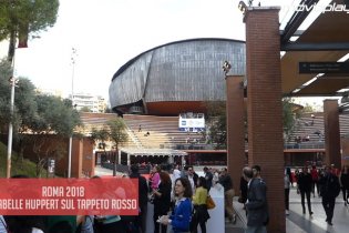 Isabelle Huppert sul tappeto rosso di Roma 2018